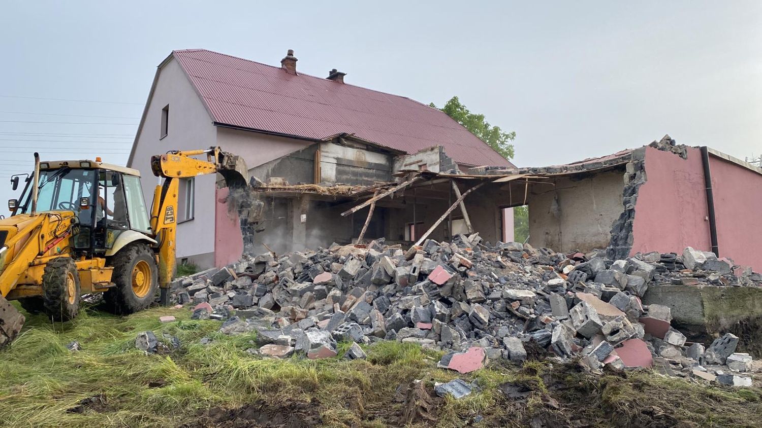 Burzenie starych zabudowań i przygotowanie terenu