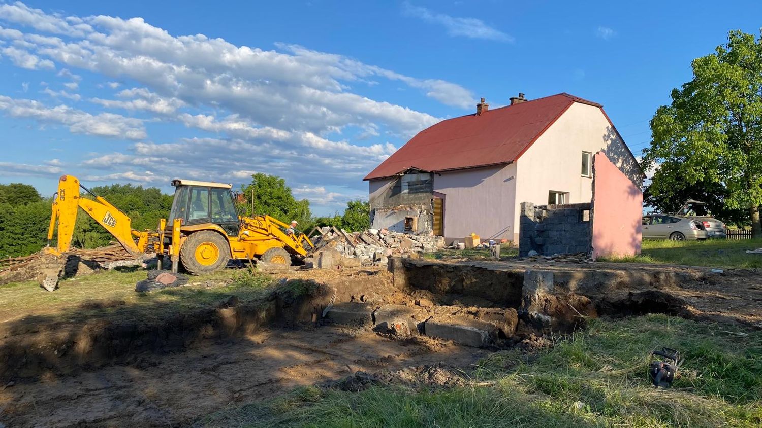 Burzenie starych zabudowań i przygotowanie terenu