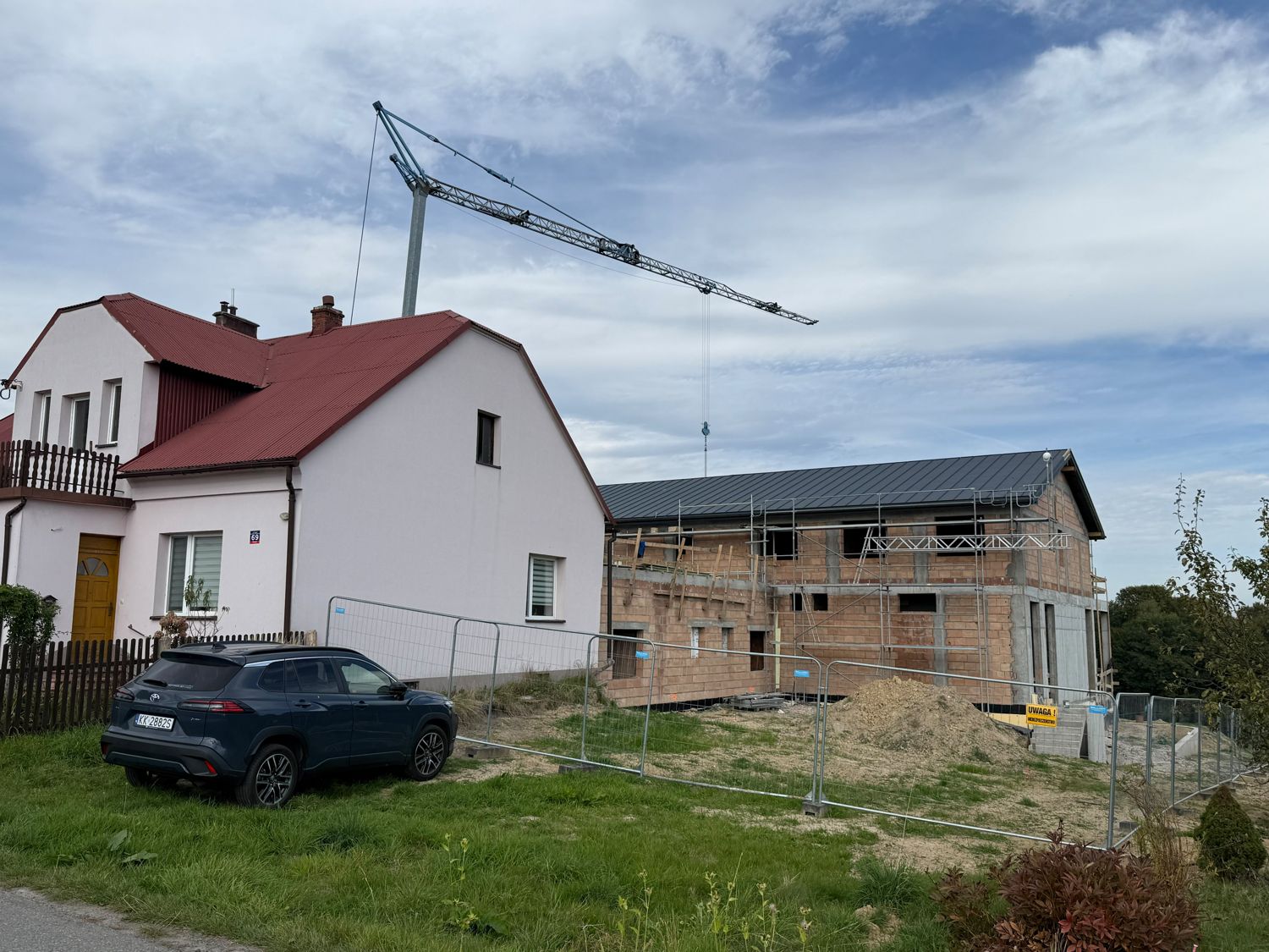 Dach i rynny na ukończeniu, czas na prace wokół budynku
